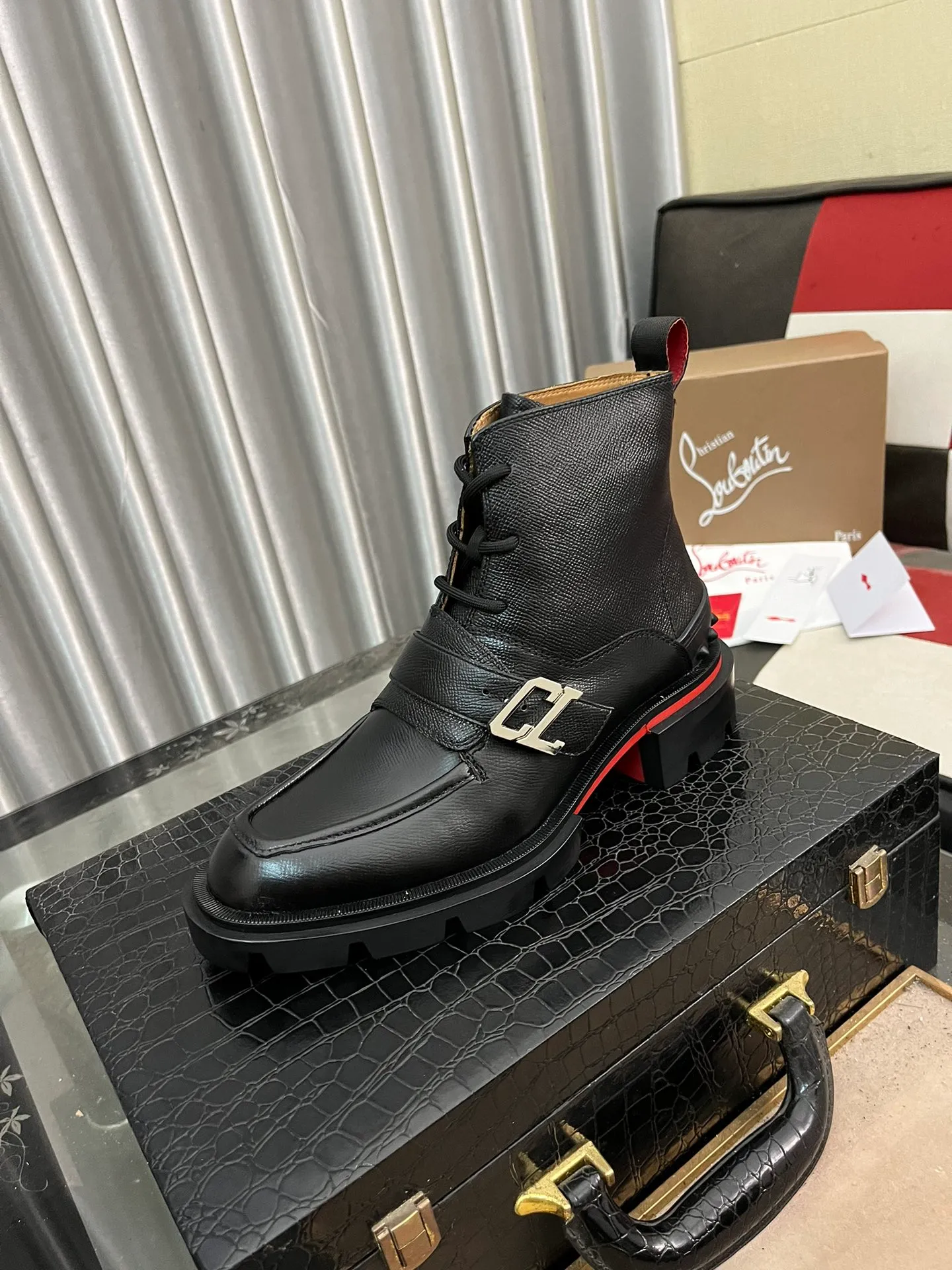 Men's shoes 💰880⌚️⌚️CL New formal leather shoes Christia* Loubouti* Red-soled shoes GREGGO men's Oxford shoes Made of imported cowhide/glossy patent leather/stitched contrasting high silk suede. Three-section toe design. Iconic red outsole, the ultimate personalized shoe. Original color cowhide lining. Original Italian leather outsole; fine workmanship brings you a luxurious experience. With its neat silhouette and straightforwardness, GREGGO men's Oxford shoes are Oxford shoes born for city roaming. The elegant lines and classic silhouette exude eternal charm. The black patent leather material is exquisite and eye-catching, adding a sense of luxury to the overall look. The slender toe design is full of elegance, and matched with closed shoelaces of the same color, the sophistication is invisible. The slim sole design provides the shoes with a light foot feel, elegant steps, and a refined and elegant look. Shows outstanding texture.  Standard leather shoe size: 38-44